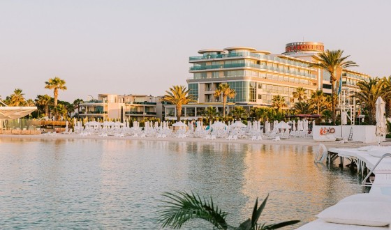 Çeşme Merkez: Konaklama, Restoranlar, Barlar ve Alaçatı'ya Yakınlık